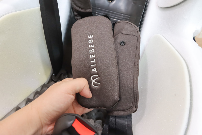 すぐに口に入れるベルトのパッド部分は簡単に外して洗えるので便利