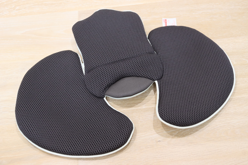 お尻の部分のパッドもあって、新生児向けの寝た姿勢でホールドできます