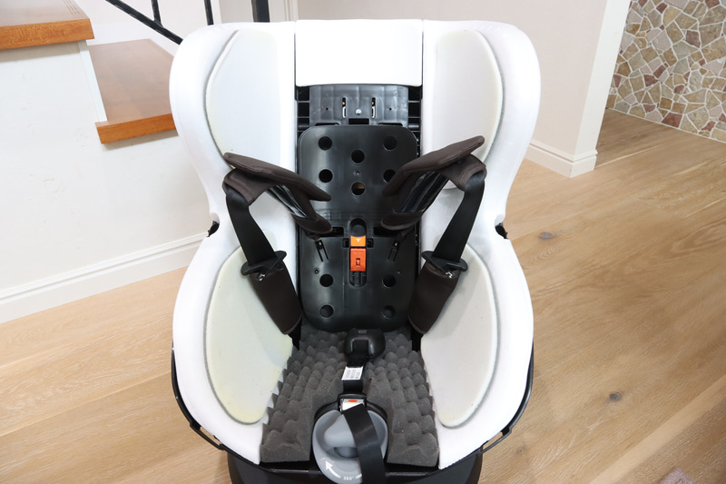 シートベルトの高さもかなり広い範囲で調整可能で、身長100cm、年齢で4歳頃まで対応（写真は分かりやすくするためにカバーを外していますが、カバーを外さなくても調節できます