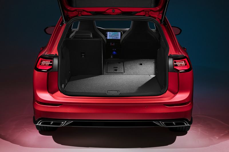 ラゲッジスペース容量は従来モデルから6L増の611Lとし、最大で1642Lまで拡大可能