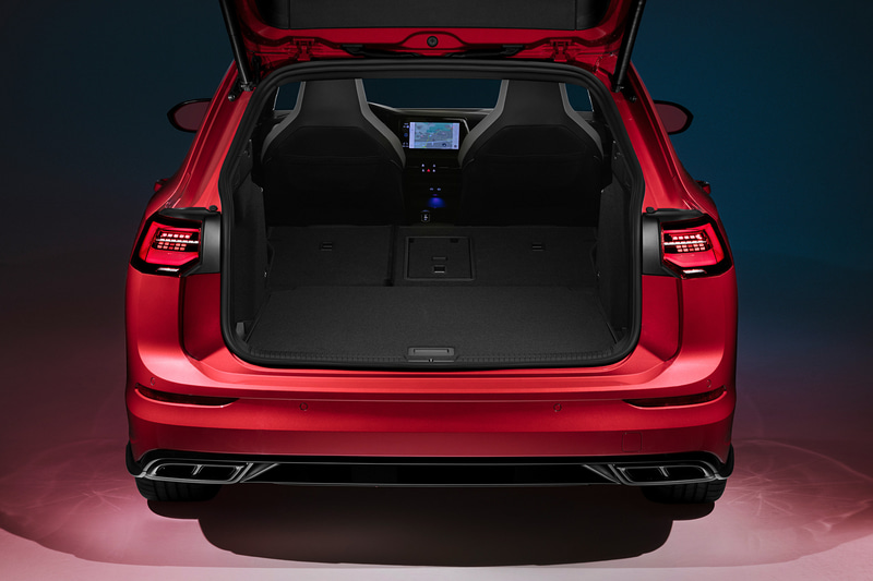 ラゲッジスペース容量は従来モデルから6L増の611Lとし、最大で1642Lまで拡大可能