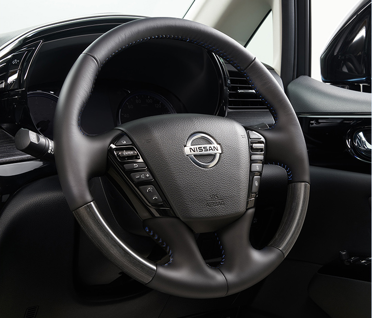 室内では専用キルティングのブラックレザーシートに「AUTECH」の刺繍（ブルーステッチ）が入るほか、専用本革巻・木目調コンビステアリング＆本革巻シフトノブ（ブルーステッチ）も装備