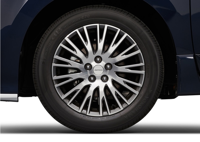 エルグランドAUTECHの外観ではダーククロム フロントグリルを採用するとともに、専用のフロントプロテクター（メタル調フィニッシュ）、シグネチャーLED、サイドシルプロテクター（メタル調フィニッシュ）、リアバンパーフィニッシャー（メタル調フィニシュ）、18インチアルミホイール&タイヤを装備。フロントとリアにはAUTECHエンブレムも付く