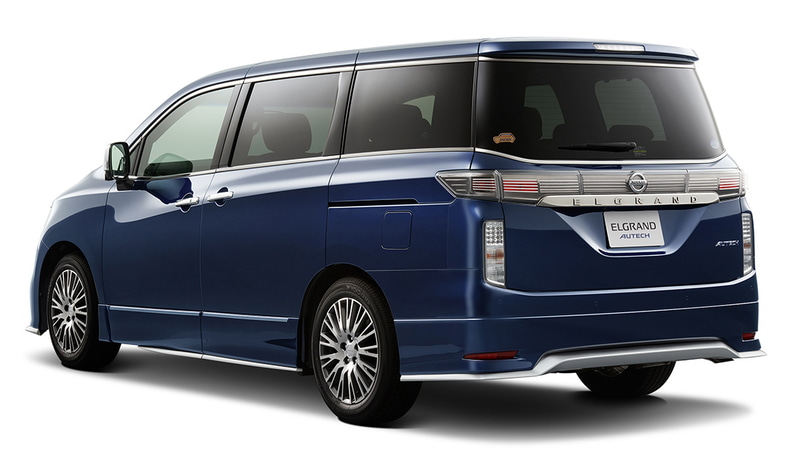 エルグランドAUTECHの外観ではダーククロム フロントグリルを採用するとともに、専用のフロントプロテクター（メタル調フィニッシュ）、シグネチャーLED、サイドシルプロテクター（メタル調フィニッシュ）、リアバンパーフィニッシャー（メタル調フィニシュ）、18インチアルミホイール&タイヤを装備。フロントとリアにはAUTECHエンブレムも付く