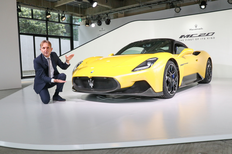 実車の前で説明するルカ・デルフィーノ氏