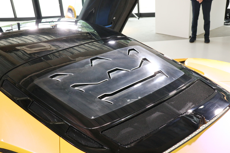 リアのグラスにもトライデントをイメージしている