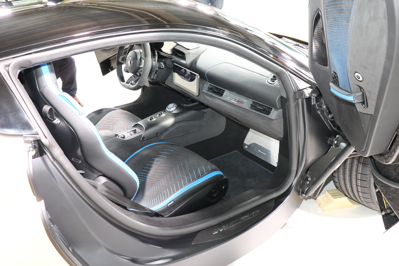 センターコンソールにはドライビングモードセレクターのほか、ワイヤレス充電まである