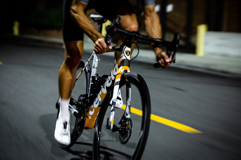 CampagnoloのSuper Record EPSやBora Oneホイール、Deda Elementiのステム、タイヤはVittoria Corsa Pro、サドルはFizik Alianteが装備される