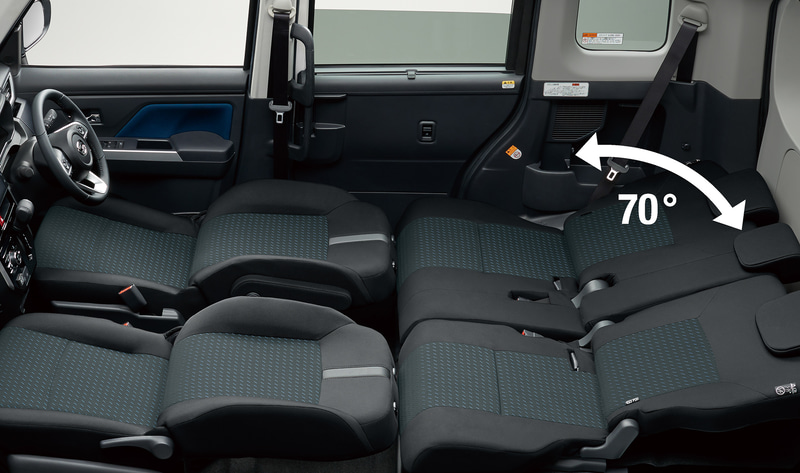 リアシートもリクライニングさせてフルフラットに