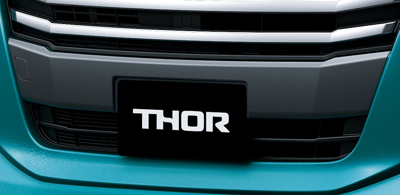 ディーラーオプションのフロントバンパーガーニッシュ（左）、サイドストーンガード（中）、バックドアスポイラー（右）