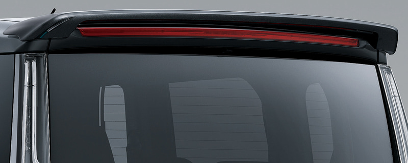 ディーラーオプションのフロントバンパーガーニッシュ（左）、サイドストーンガード（中）、バックドアスポイラー（右）