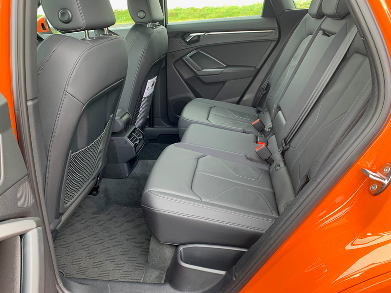Q3 TDI quattroの後席です、ホイールベースが長くなり、レッグスペースが広がりました