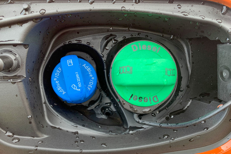 給油口。左の青いのはアドブルーの注入口です