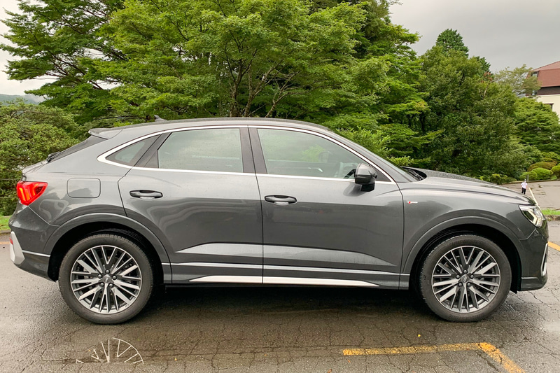 Q3 スポーツバック。確かにルーフが低いけど、ヘッドクリアランスはセダン並み