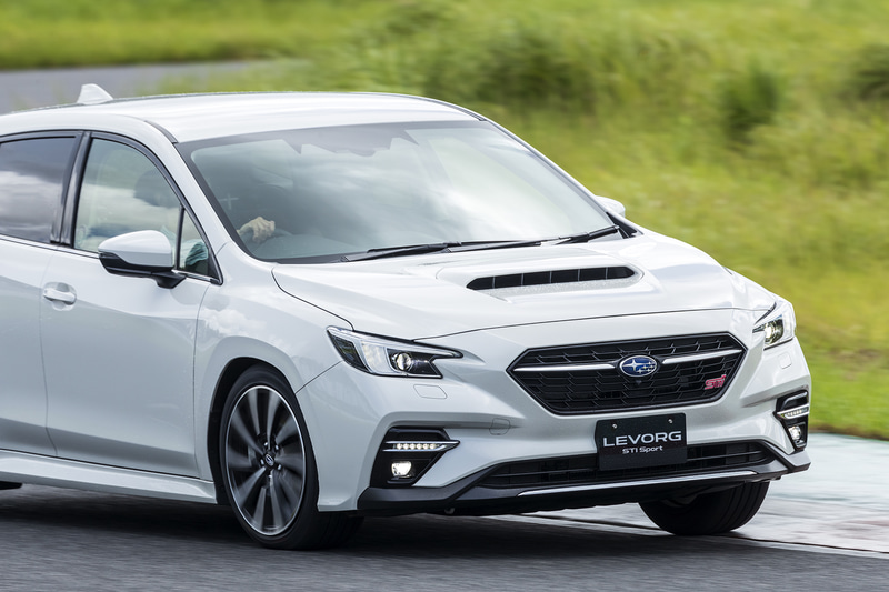 10月15日に発売される新型レヴォーグ。高い走行性能を実現しており、その要素の1つとして横浜ゴムと共同開発されたスバルOE版「ブルーアースGT」が挙げられる