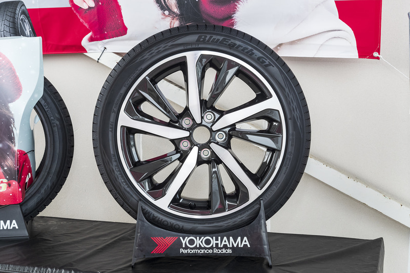 横浜ゴム スバルOE版「ブルーアースGT」。新型レヴォーグの試乗会に展示されており、横浜ゴムの担当者に話をうかがった