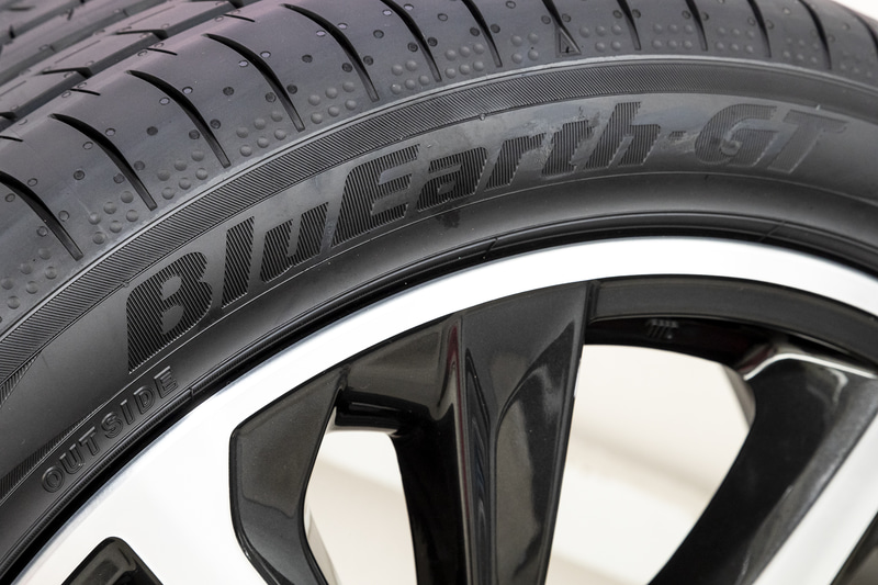 アウト側のラウンドプロファイルをより緻密に構成しているという。凹パターンの製品ロゴも高級感あふれる