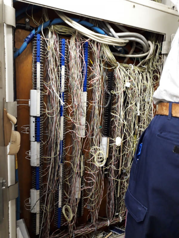 マンション全体の電話線が集合している基盤の中