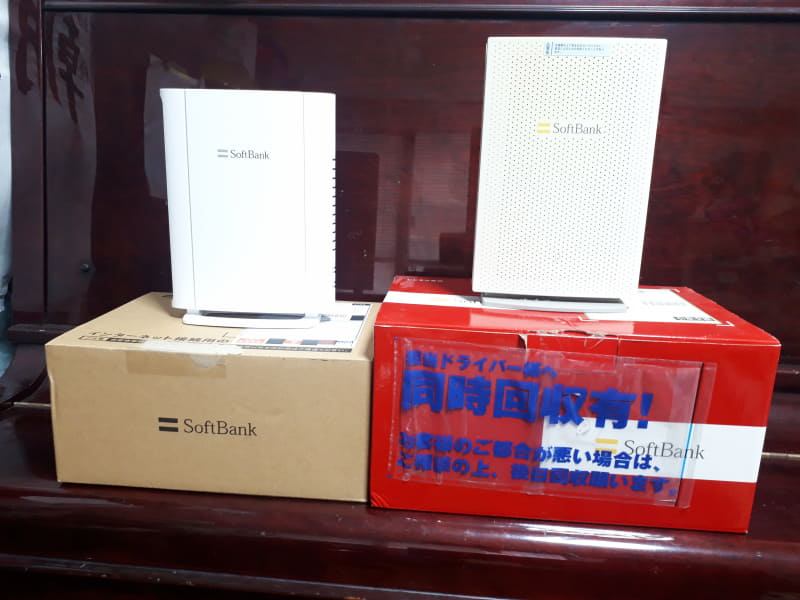 わずか1週間ちょいしか使わなかったソフトバンク光のモデム（左）と、18年間使い続けてきたヤフーBBのADSLモデム（右）