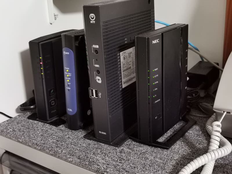 残念ながら無料貸出のIPv6対応高速Wi-Fiルーターは、同時に6台しか接続できないとのことで、家族全員のスマホ、アマゾンスティック、スイッチ、iPad、ノートパソコンなどなど、目に見えない回線の奪い合いが日々行なわれているのであった……