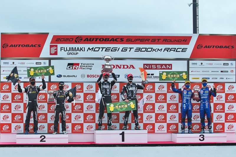 GT300クラスの表彰台