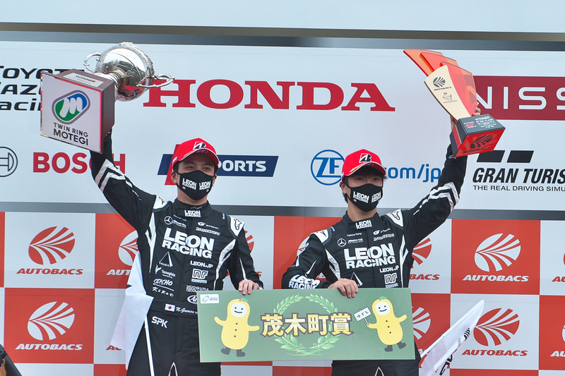 優勝した蒲生尚弥選手（左）と菅波冬悟選手（右）