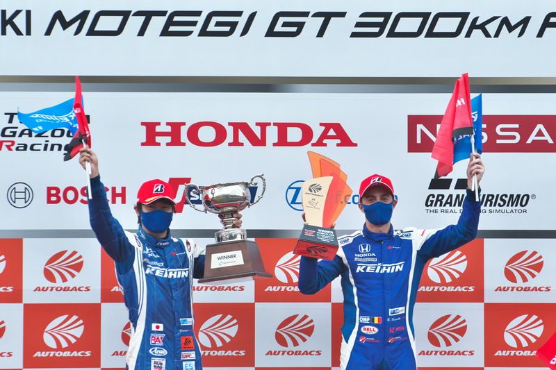 優勝した塚越広大選手（左）とベルトラン・バゲット選手（右）