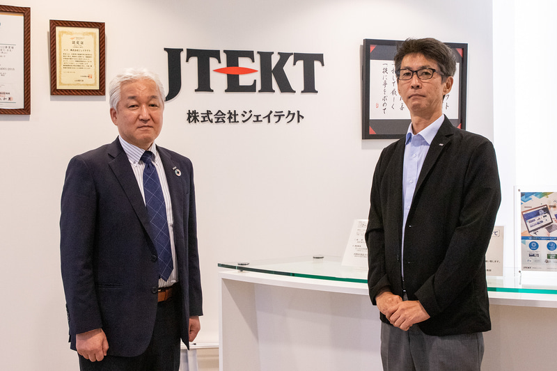 今回の取り組みについてプレゼンテーションを行なった株式会社ジェイテクト 常務役員 研究開発本部 本部長の林田一徳氏。右は株式会社ジェイテクト FFR部 部長の松本崇氏