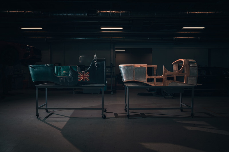 再生産作業中の1929年型ブロワーのフレーム