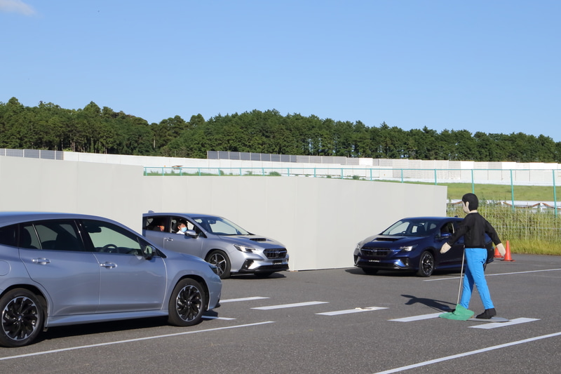 前側方レーダーで接近車両を検知して、自車速約60km/h以下では警報を、自車速約20km/h以下では衝突回避をサポートする前側方プリクラッシュブレーキ・前側方警戒アシストをスバル初設定