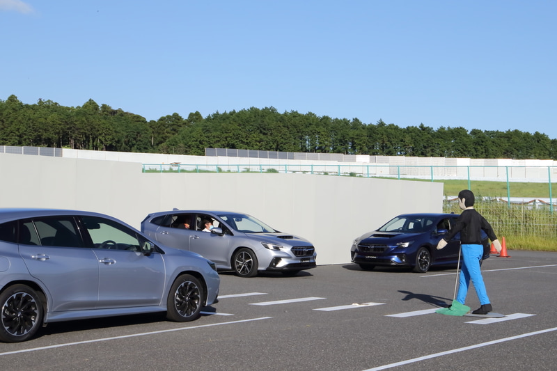 前側方レーダーで接近車両を検知して、自車速約60km/h以下では警報を、自車速約20km/h以下では衝突回避をサポートする前側方プリクラッシュブレーキ・前側方警戒アシストをスバル初設定