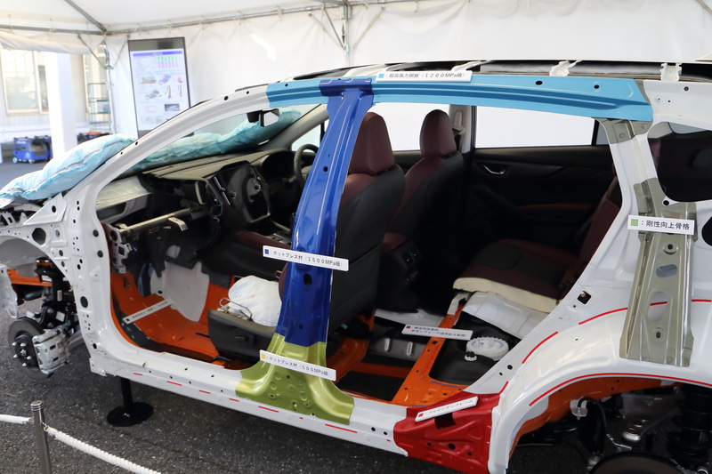 高張力鋼板の適用範囲を拡大したほか、事故の際にシートベルトが緩んでしまわないようにするロッキングタングを追加。フロントには歩行者の脚部を保護するためのエネルギー吸収部材や、歩行者用エアバッグ、助手席乗員の下半身を早期に拘束するシートクッションエアバッグなども採用