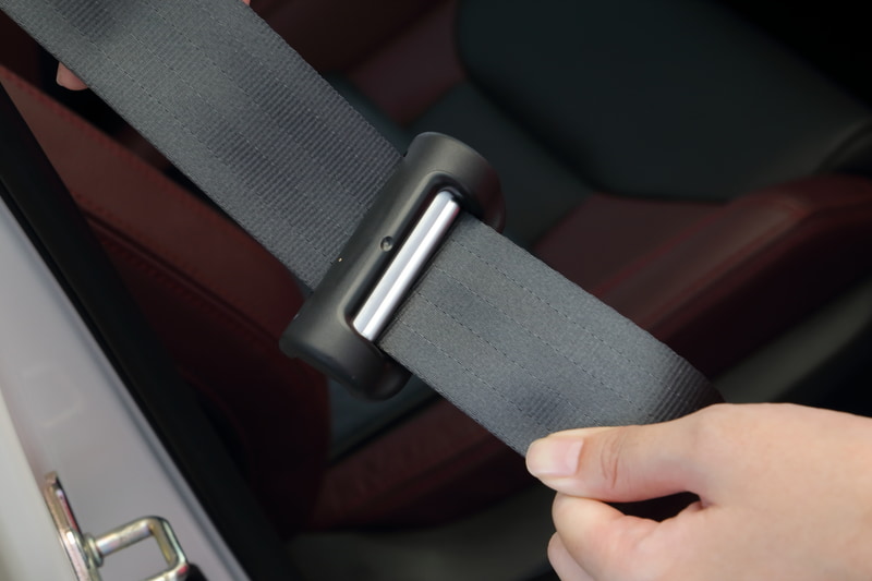 高張力鋼板の適用範囲を拡大したほか、事故の際にシートベルトが緩んでしまわないようにするロッキングタングを追加。フロントには歩行者の脚部を保護するためのエネルギー吸収部材や、歩行者用エアバッグ、助手席乗員の下半身を早期に拘束するシートクッションエアバッグなども採用