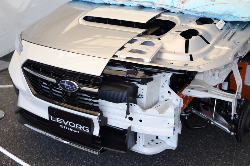 高張力鋼板の適用範囲を拡大したほか、事故の際にシートベルトが緩んでしまわないようにするロッキングタングを追加。フロントには歩行者の脚部を保護するためのエネルギー吸収部材や、歩行者用エアバッグ、助手席乗員の下半身を早期に拘束するシートクッションエアバッグなども採用