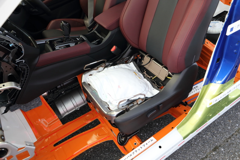 高張力鋼板の適用範囲を拡大したほか、事故の際にシートベルトが緩んでしまわないようにするロッキングタングを追加。フロントには歩行者の脚部を保護するためのエネルギー吸収部材や、歩行者用エアバッグ、助手席乗員の下半身を早期に拘束するシートクッションエアバッグなども採用