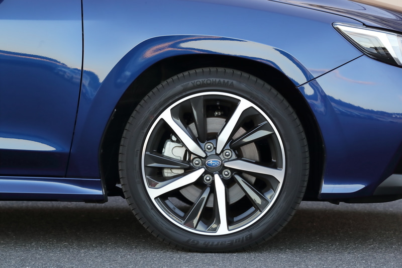 装着タイヤは横浜ゴム製「BluEarth-GT」（225/45R18）