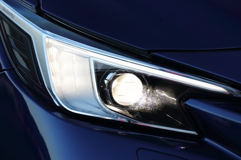 ヘッドライトにはグリルとお揃いのヘキサゴンのモチーフがあしらわれていた