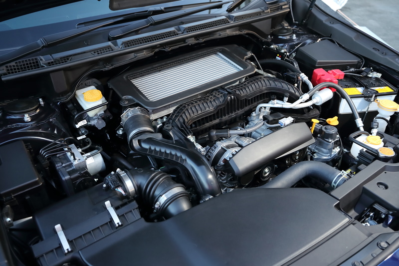 最高出力130kW（177PS）/5200-5600rpm、最大トルク300Nm（30.6kgfm）/1600-3600rpmを発生する、新開発の水平対向4気筒 1.8リッター直噴ターボエンジンを搭載