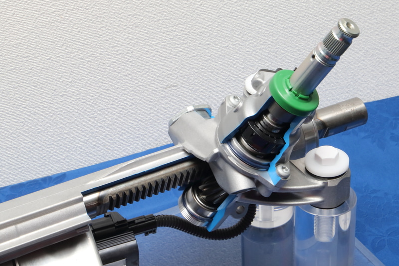 新採用の2ピニオンパワーステアリング