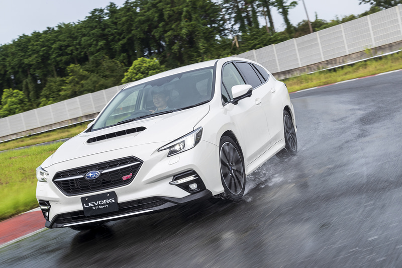 新型レヴォーグ STIスポーツ