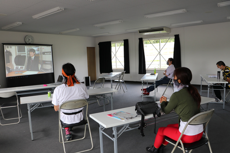 序盤に行なわれた座学では、タイヤに配合されているシリカや雨の日のタイヤの性能について、横浜ゴムが製作している動画を使って学んだ