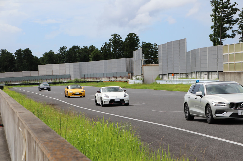 サーキット本コースの走行は講師の先導走行となる。徐々にスピードレンジを上げていく