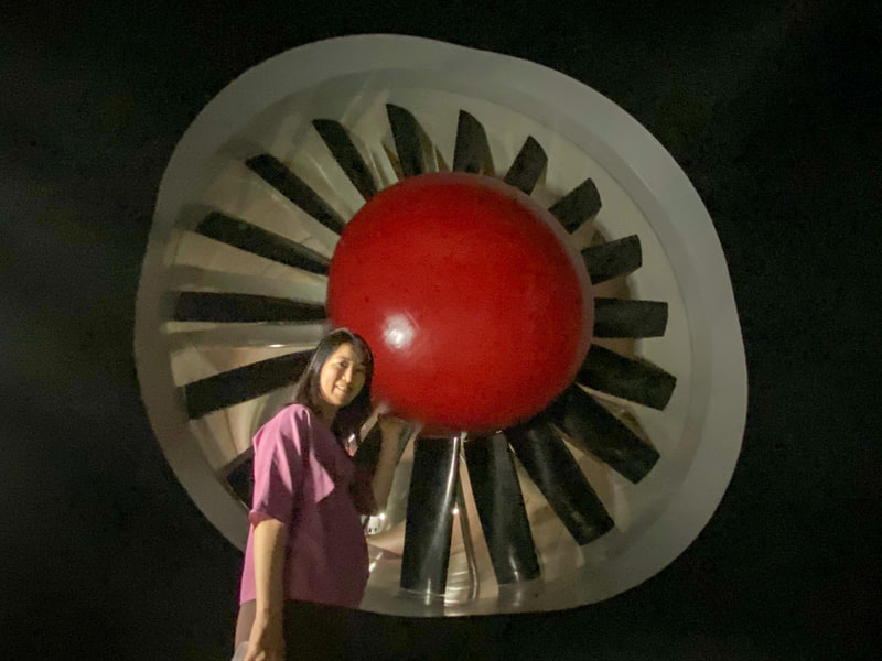 赤い目玉か日の丸か……。人間がこんなに小さく見えるほど巨大なこの球体は、Hondaものづくりセンターに新設された、風洞実験施設の風を発生するファンの部分。周りの黒フィンは18枚あって、直径9mもあるんです。ここで発生した風は、長い通路を通る間にどんどん圧縮されて、最大で200km/hで走っている時と同じ風圧になり、燃費計測などの空力テストができるんだそう。ファンを見たのは初めてで、非現実的な光景に圧倒されてしまいまいした