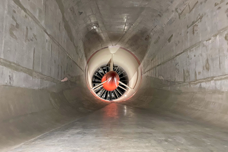 巨大ファンの裏側はこんな感じで、ロケットのような雰囲気です。こうした地下通路を歩いていると、探検家になったような気分でした