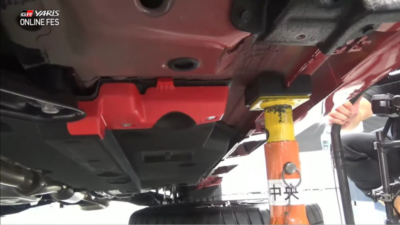 モリゾウ選手のテストドライブで穴が空いてしまった箇所を補強するパーツ