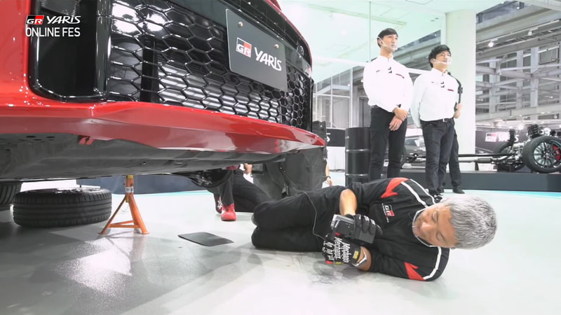 自らカメラを手にとって補強パーツを紹介する斎藤氏