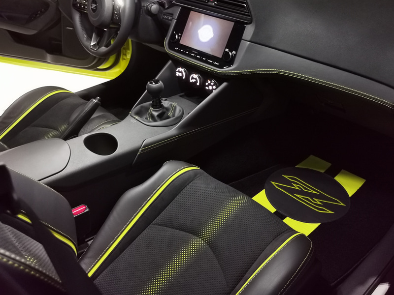 スポーティな内装