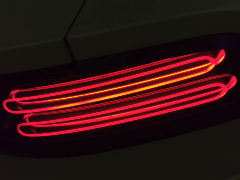 300ZXのテールランプのように横長の形状