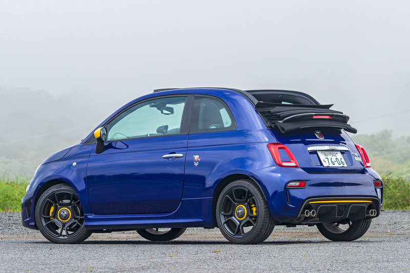 「Blu Podio」（ブルーポディオ）のボディカラーにイエローのアクセントが特徴。さらにカブリオレモデルには通常設定のないMTを選ぶことができる