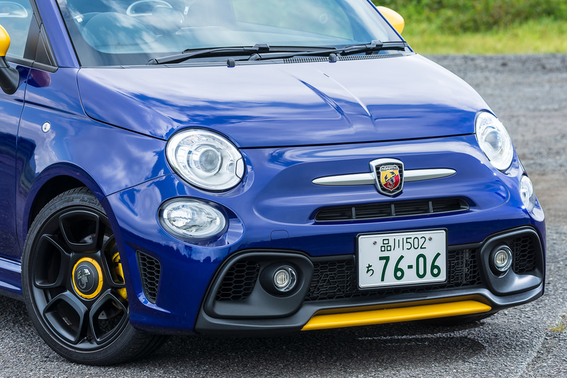 リップ部にイエローのアクセントが加えられたフロントバンパー